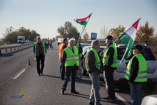 Autós demonstrációra az M4-es autópálya megépítése mellett.