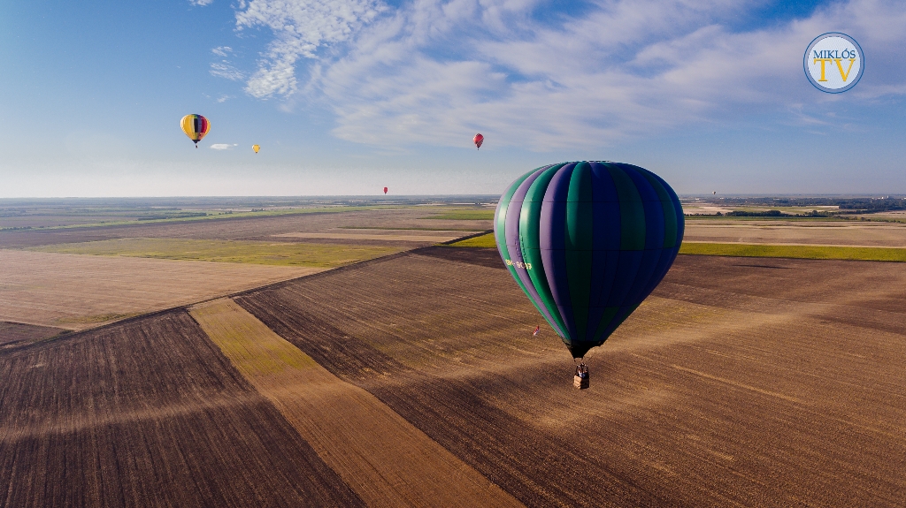 Nézze meg, hogy indult a hőlégballon verseny 4K minőségben