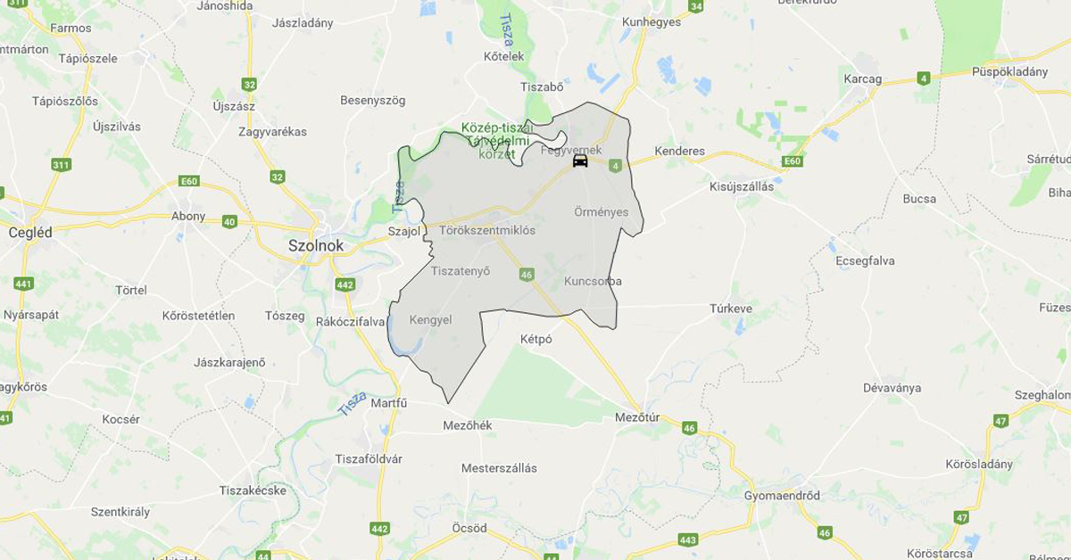 Buszmegállóba hajtott egy autó a 4-esen Fegyverneknél