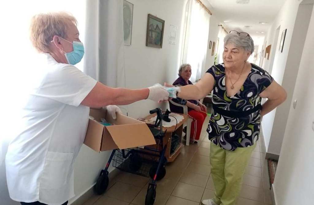 ELKEZDŐDÖTT AZ INGYENES SZÁJMASZKOK HÁZHOZ SZÁLLÍTÁSA