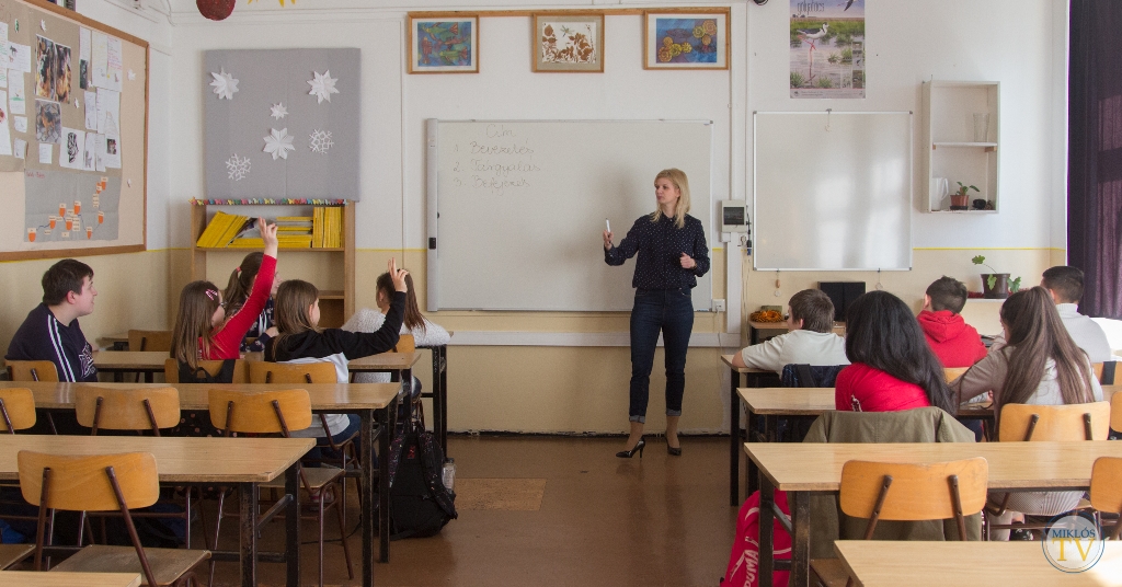 “SZEBBEN, HELYESEBBEN MAGYARUL” – TEHETSÉGGONDOZÓ PROGRAM A KÖLCSEYBEN