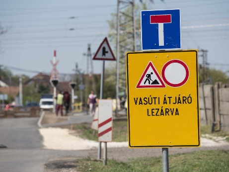 IDEIGLENES LEZÁRÁS A DÓZSA GYÖRGY ÚTI VASÚTI ÁTJÁRÓNÁL