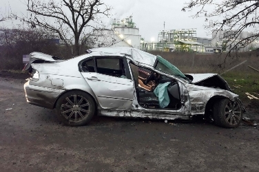 MEGCSÚSZOTT ÉS FÁNAK ÜTKÖZÖTT EGY SZEMÉLYGÉPKOCSI TÖRÖKSZENTMIKLÓS KÜLTERÜLETÉN